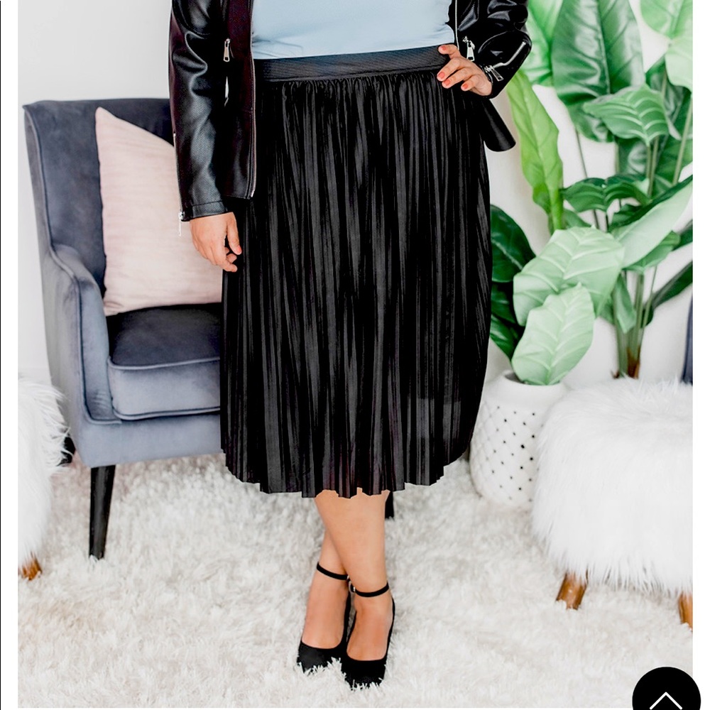Pleated Black Skirt size L